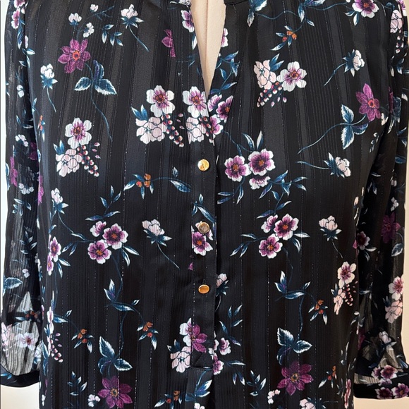 Chic Floral Button-Up Blouse - Picture 4 of 4